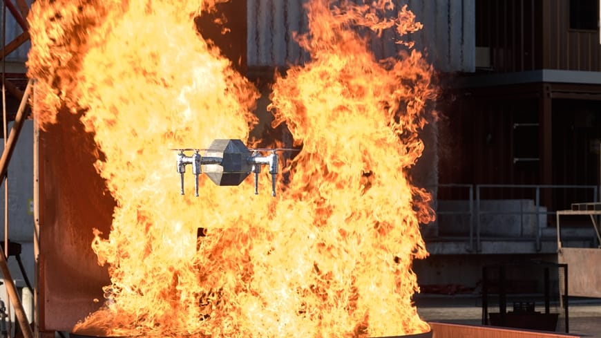 Thanks to its insulating jacket made of aerogel, the FireDrone can collect and forward data from the scene of a fire during a fire mission, even in extremely hot conditions. Image: Empa